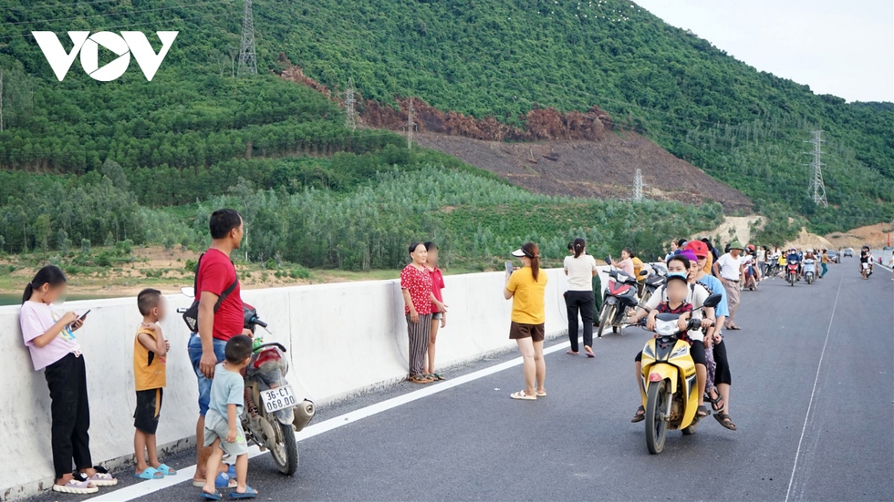 Người dân thích thú chụp hình trên cầu vượt hồ dài nhất Cao tốc Bắc Nam - Ảnh 2.