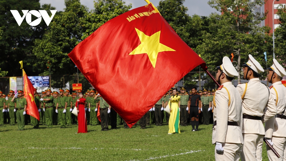 Chiến sỹ công an TP.HCM biểu diễn nằm trên dao, tay không chém gạch… - Ảnh 26.