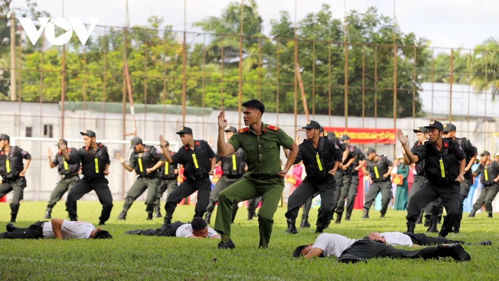 Chiến sỹ công an TP.HCM biểu diễn nằm trên dao, tay không chém gạch… - Ảnh 12.