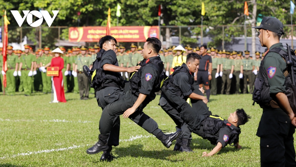 Chiến sỹ công an TP.HCM biểu diễn nằm trên dao, tay không chém gạch… - Ảnh 11.