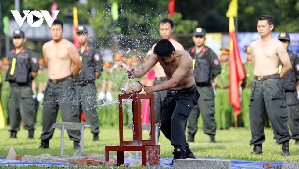 Chiến sỹ công an TP.HCM biểu diễn nằm trên dao, tay không chém gạch… - Ảnh 10.