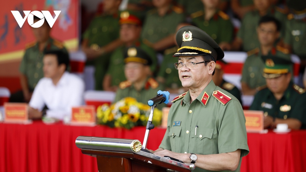 Chiến sỹ công an TP.HCM biểu diễn nằm trên dao, tay không chém gạch… - Ảnh 25.