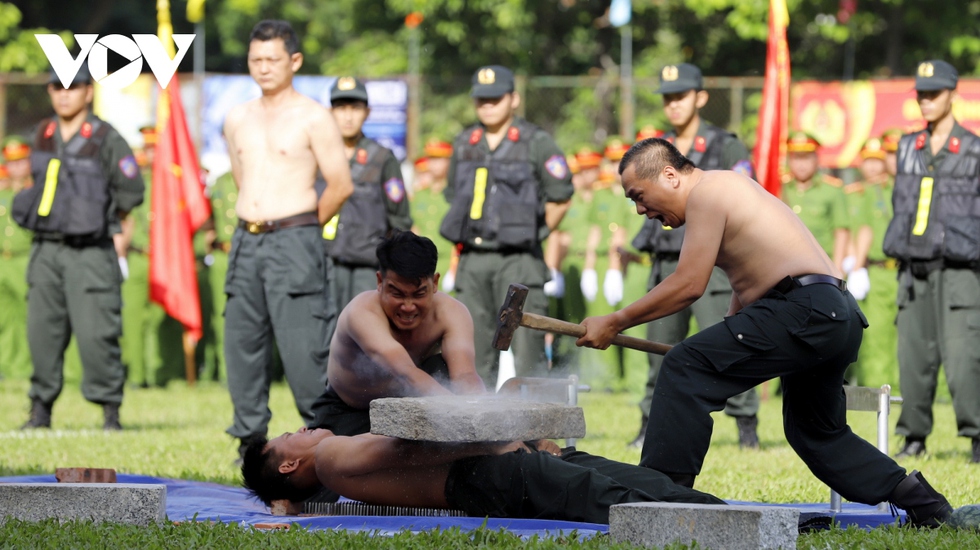 Chiến sỹ công an TP.HCM biểu diễn nằm trên dao, tay không chém gạch… - Ảnh 7.