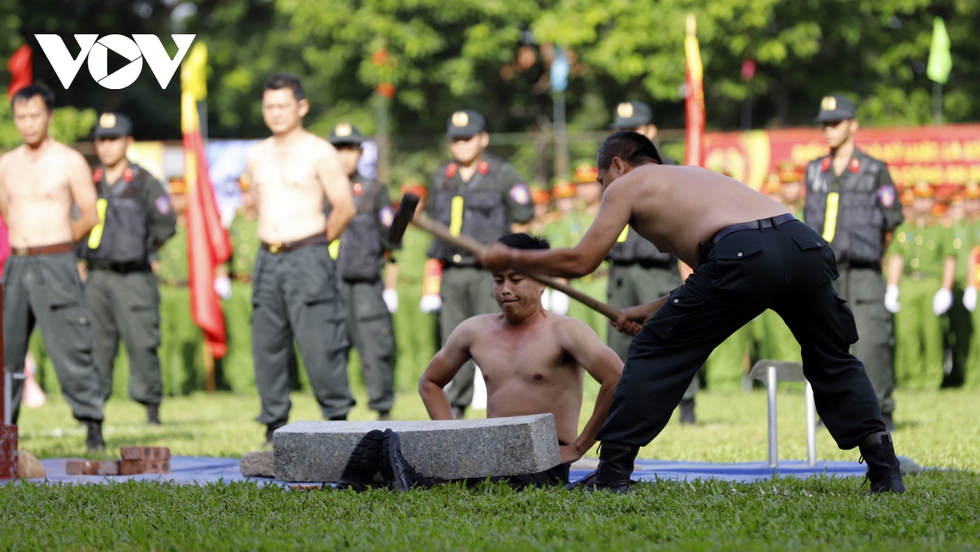 Chiến sỹ công an TP.HCM biểu diễn nằm trên dao, tay không chém gạch… - Ảnh 6.