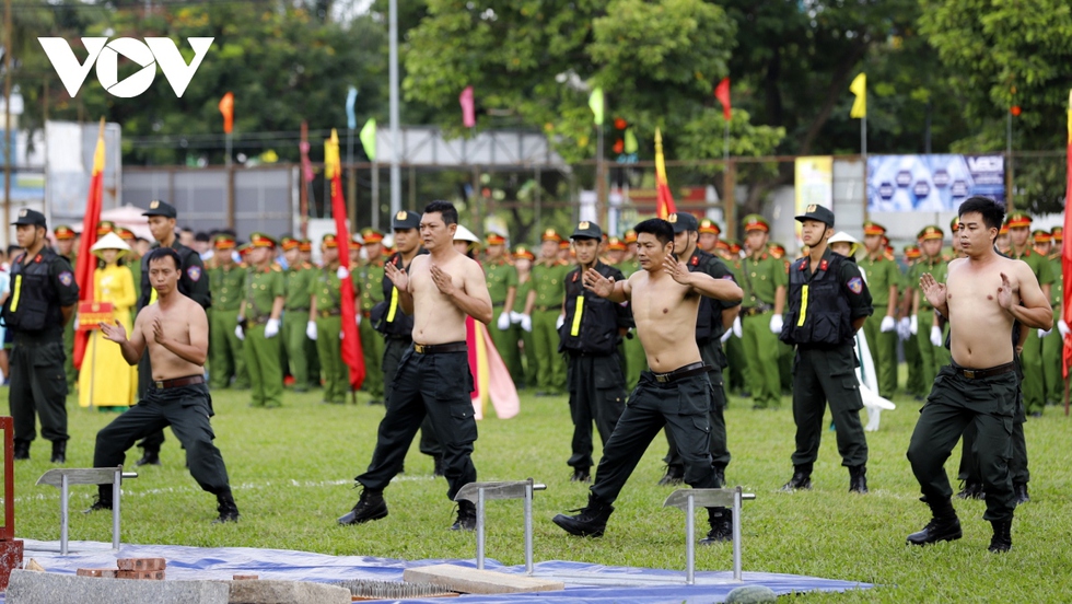 Chiến sỹ công an TP.HCM biểu diễn nằm trên dao, tay không chém gạch… - Ảnh 5.