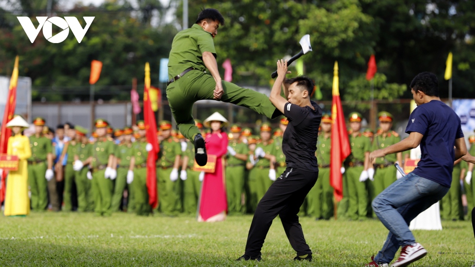 Chiến sỹ công an TP.HCM biểu diễn nằm trên dao, tay không chém gạch… - Ảnh 4.