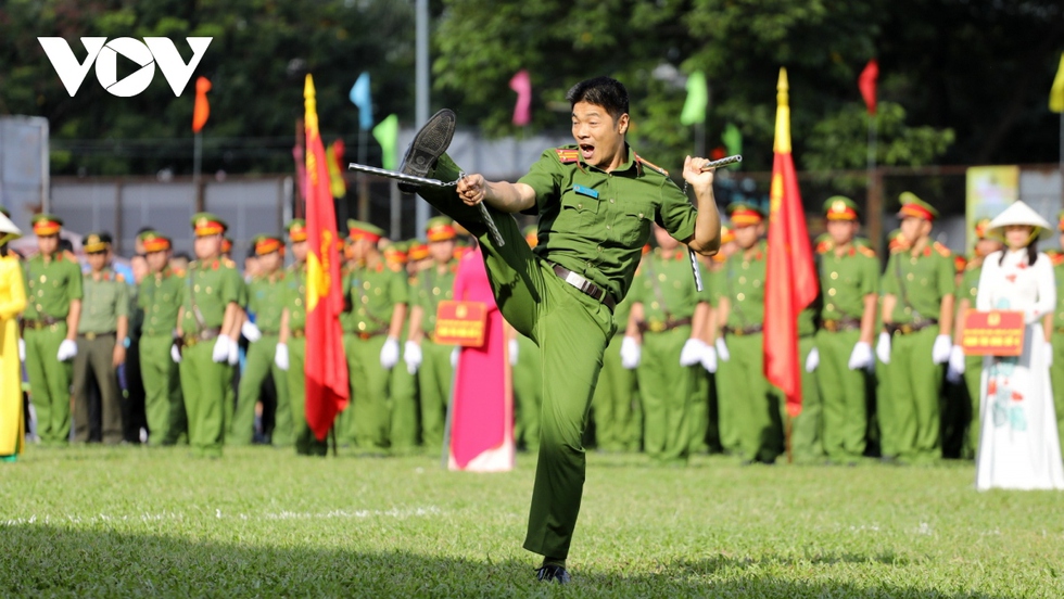 Chiến sỹ công an TP.HCM biểu diễn nằm trên dao, tay không chém gạch… - Ảnh 3.