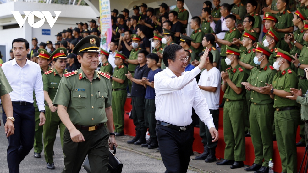 Chiến sỹ công an TP.HCM biểu diễn nằm trên dao, tay không chém gạch… - Ảnh 2.