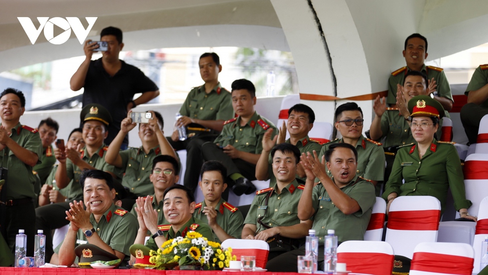 Chiến sỹ công an TP.HCM biểu diễn nằm trên dao, tay không chém gạch… - Ảnh 24.