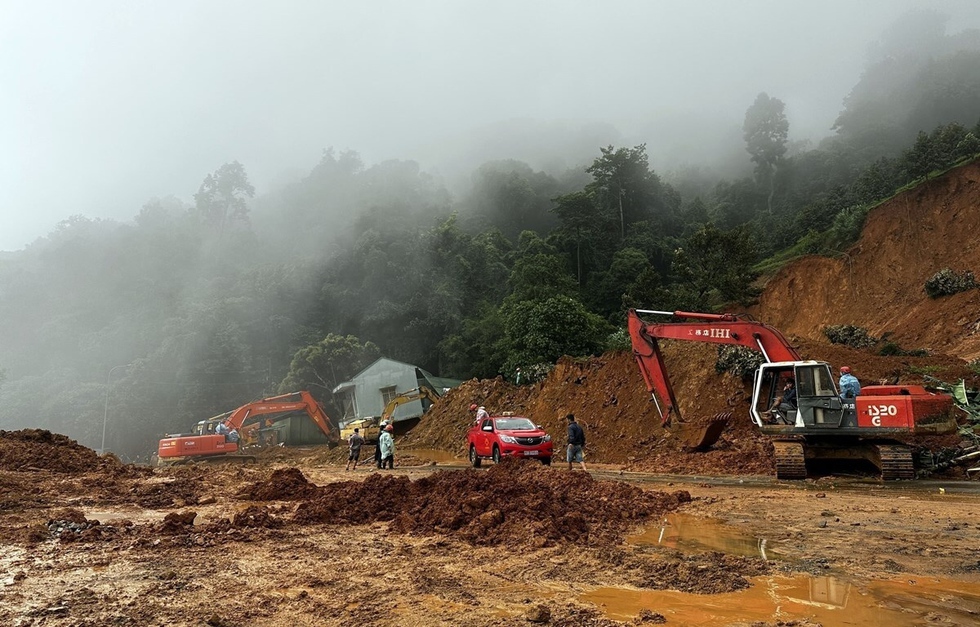Khắp nơi sạt lở kinh hoàng, vùi lấp nhiều người: Đừng mãi đổ lỗi cho thiên tai - Ảnh 1.