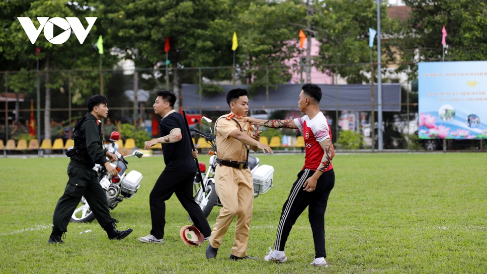 Chiến sỹ công an TP.HCM biểu diễn nằm trên dao, tay không chém gạch… - Ảnh 21.