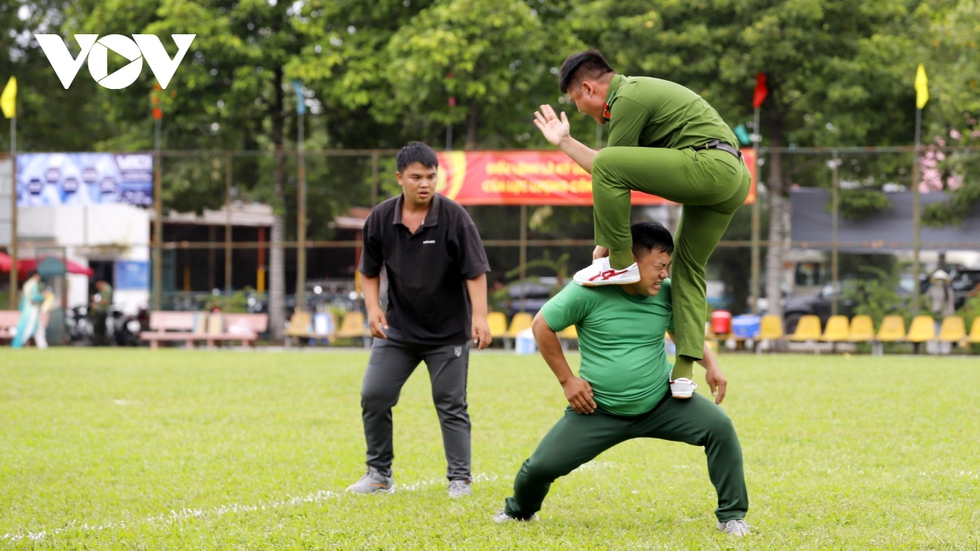 Chiến sỹ công an TP.HCM biểu diễn nằm trên dao, tay không chém gạch… - Ảnh 20.