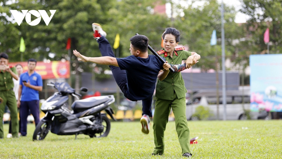 Chiến sỹ công an TP.HCM biểu diễn nằm trên dao, tay không chém gạch… - Ảnh 19.