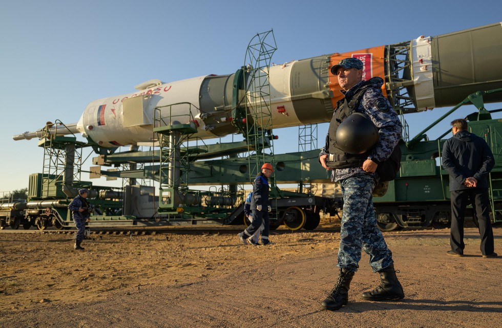 Bộ ảnh quyền lực: Nga nâng tên lửa Soyuz lên bệ, sắp có chuyến bay lịch sử - Ảnh 2.