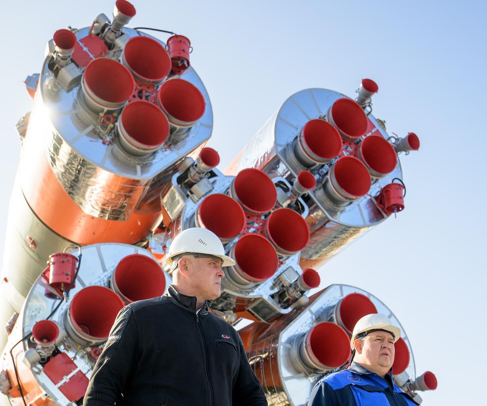 Bộ ảnh quyền lực: Nga nâng tên lửa Soyuz lên bệ, sắp có chuyến bay lịch sử - Ảnh 6.