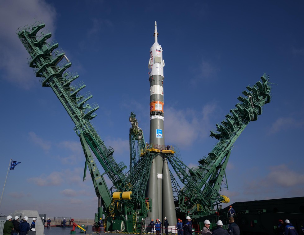 Bộ ảnh quyền lực: Nga nâng tên lửa Soyuz lên bệ, sắp có chuyến bay lịch sử - Ảnh 9.
