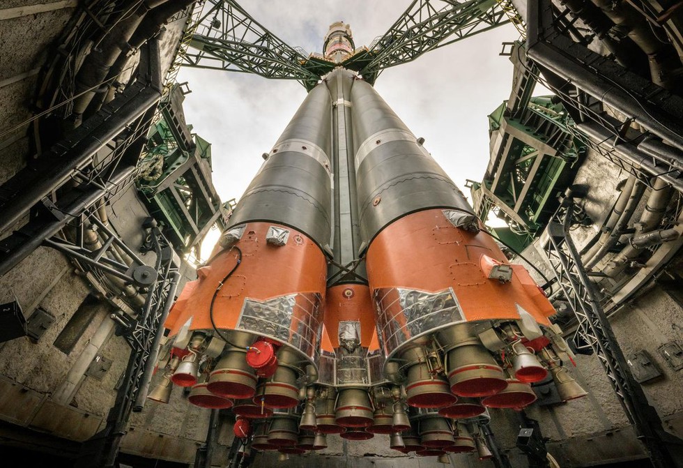 Bộ ảnh quyền lực: Nga nâng tên lửa Soyuz lên bệ, sắp có chuyến bay lịch sử - Ảnh 12.