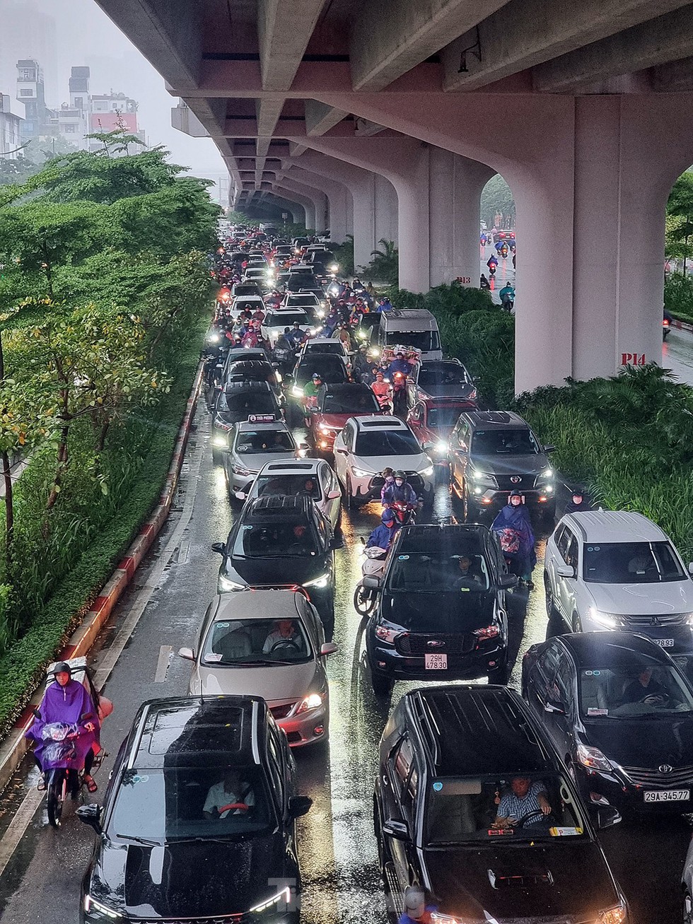 Mưa từ sáng sớm, đường tắc, dân công sở chật vật tìm lối tới cơ quan - Ảnh 4.