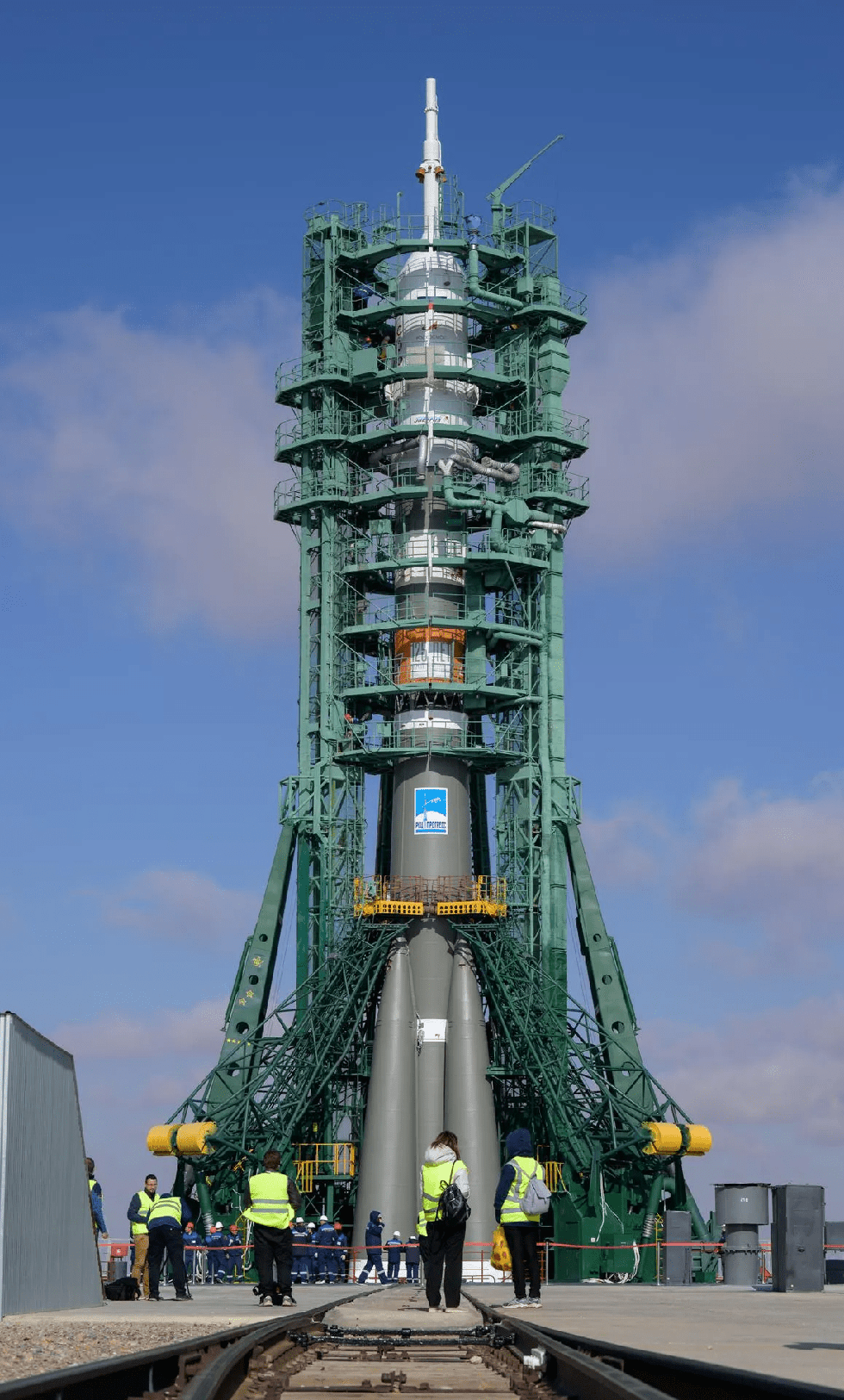 Bộ ảnh quyền lực: Nga nâng tên lửa Soyuz lên bệ, sắp có chuyến bay lịch sử - Ảnh 11.