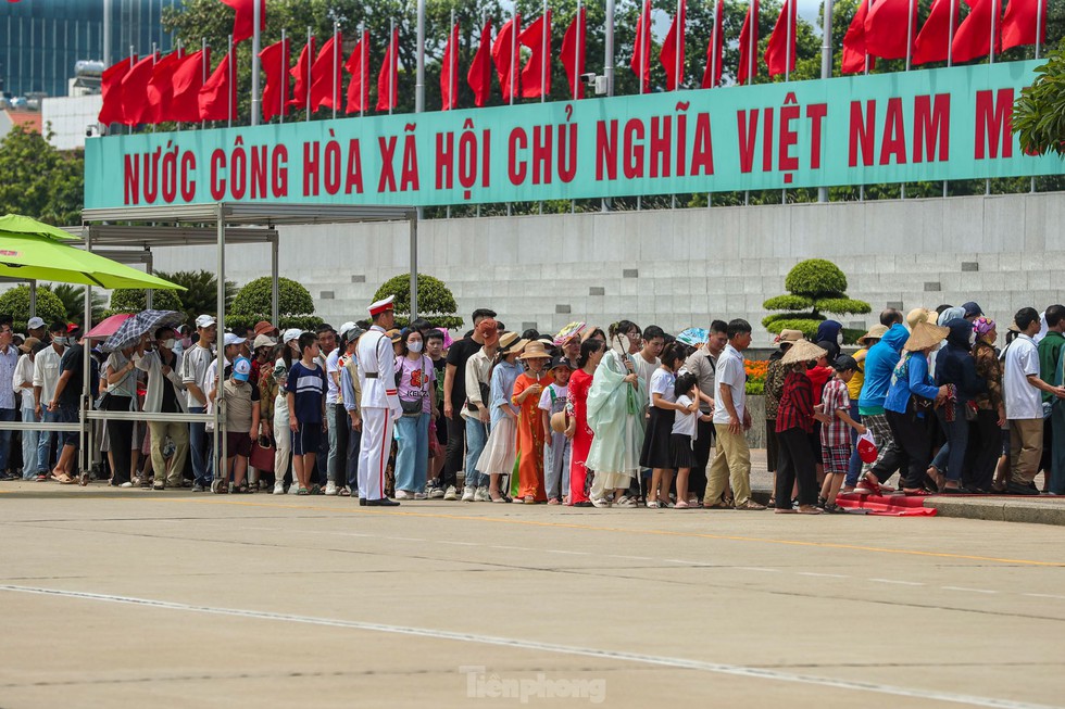 Hàng vạn người dân xếp hàng vào Lăng viếng Bác - Ảnh 10.