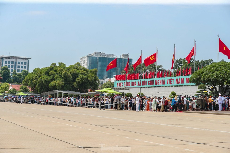 Hàng vạn người dân xếp hàng vào Lăng viếng Bác - Ảnh 9.