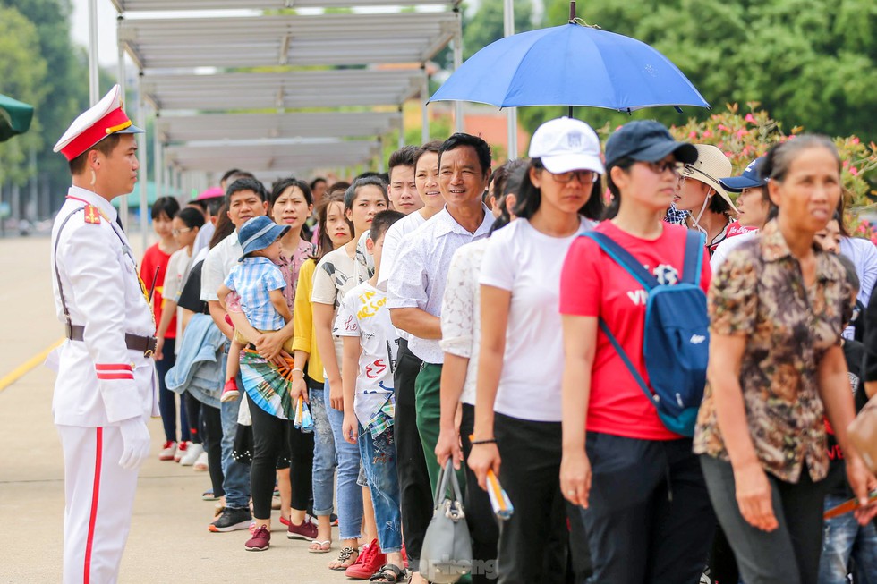 Hàng vạn người dân xếp hàng vào Lăng viếng Bác - Ảnh 7.