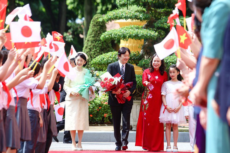 Cận cảnh Phó Chủ tịch nước Võ Thị Ánh Xuân đón Hoàng Thái tử Nhật Bản - Ảnh 3.