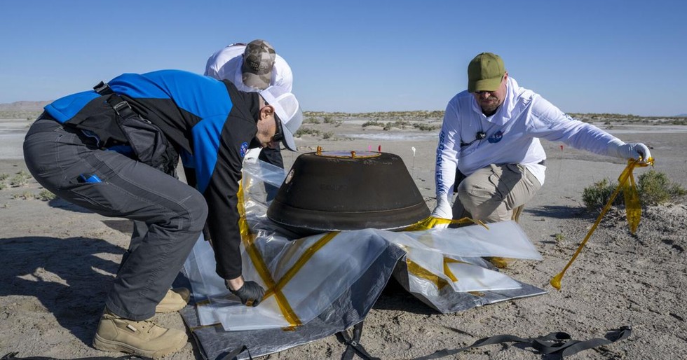 7 năm, 6,2 tỷ km, 1 nắm đất: NASA chia báu vật của mình cho những ai? - Ảnh 2.