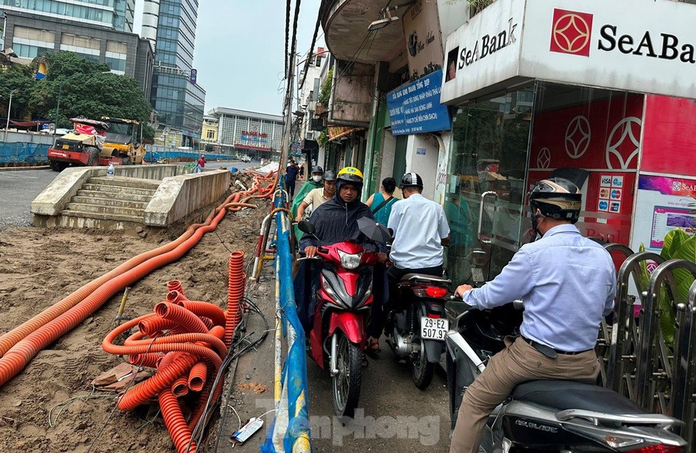 Hà Nội: Dỡ rào thi công ga ngầm trên đường Trần Hưng Đạo sau 4 năm tồn tại - Ảnh 7.