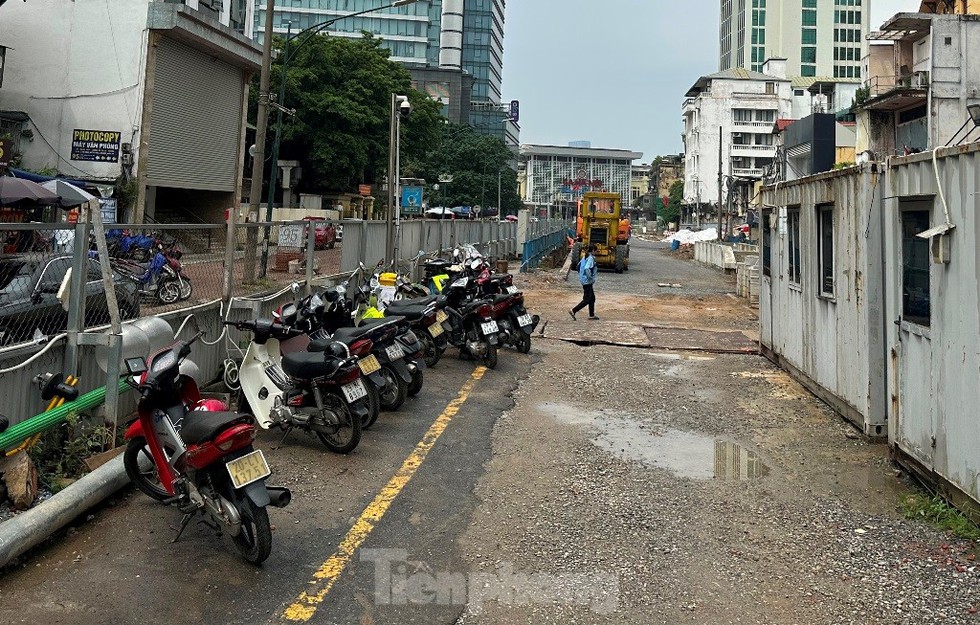 Hà Nội: Dỡ rào thi công ga ngầm trên đường Trần Hưng Đạo sau 4 năm tồn tại - Ảnh 1.