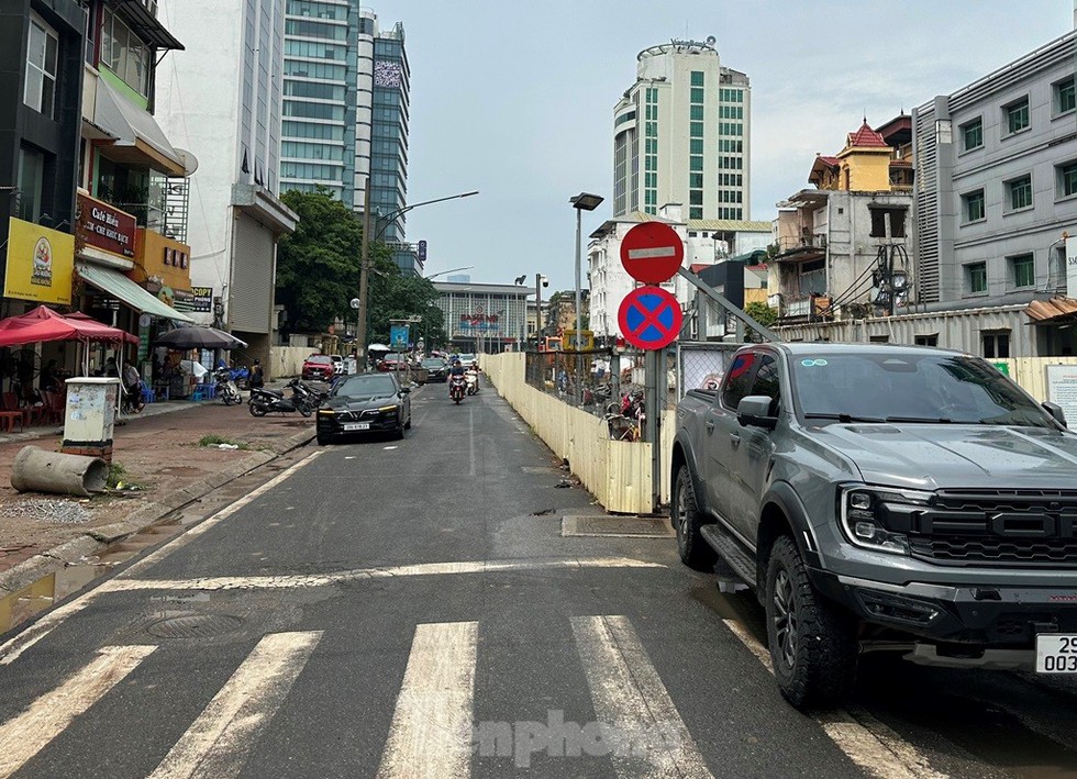 Hà Nội: Dỡ rào thi công ga ngầm trên đường Trần Hưng Đạo sau 4 năm tồn tại - Ảnh 4.