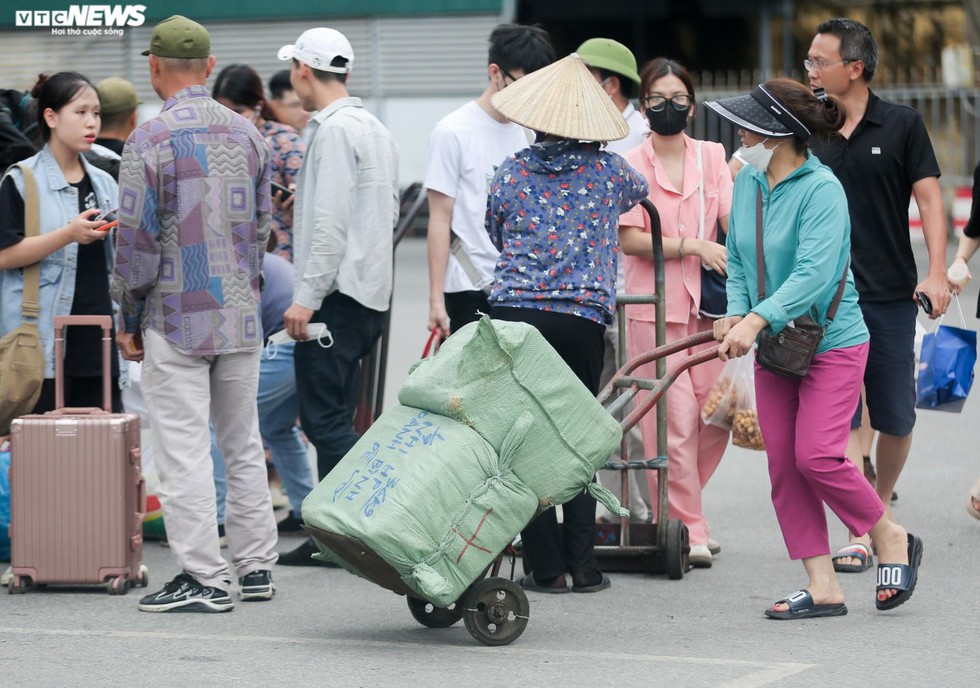 Những túi quà quê theo người dân các tỉnh về Hà Nội sau nghỉ lễ - Ảnh 12.