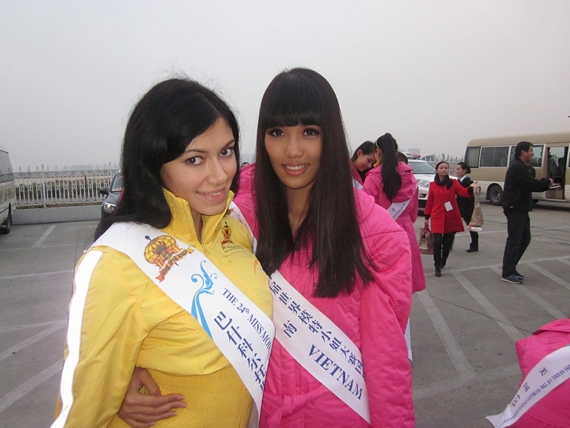 Lan Khuê nhí nhảnh tại hậu trường Miss Model of the World 12