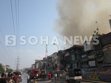 ha-noi-chay-lon-kinh-hoang-ca-mot-day-nha