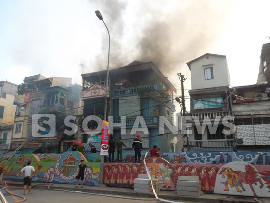 ha-noi-chay-lon-kinh-hoang-ca-mot-day-nha