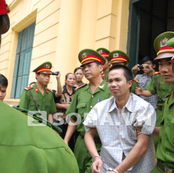 tieng-khoc-tuyet-vong-cua-nguoi-me-co-con-linh-an-tu-hinh