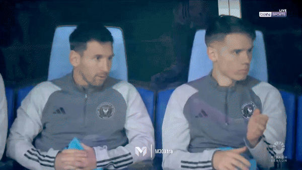 Phản ứng trái ngược hoàn toàn của Ronaldo và Messi khi theo dõi trận đấu có kết quả không tưởng của đội nhà