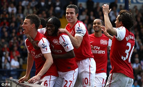 hau-ve-koscielny-chinh-thuc-ky-ban-hop-dong-moi-voi-arsenal