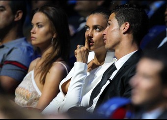 cris-ronaldo-quan-quyt-irina-shayk-trong-le-trao-giai