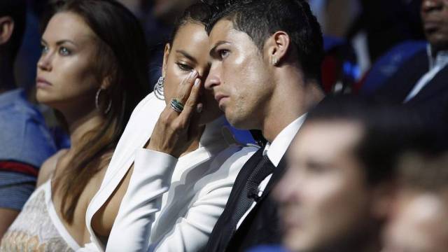 cris-ronaldo-quan-quyt-irina-shayk-trong-le-trao-giai