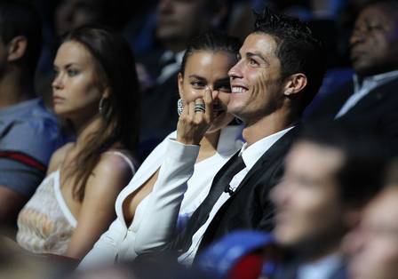 cris-ronaldo-quan-quyt-irina-shayk-trong-le-trao-giai