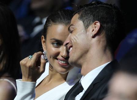 cris-ronaldo-quan-quyt-irina-shayk-trong-le-trao-giai