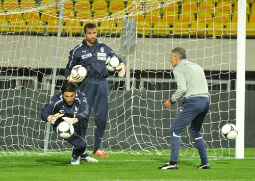 italia-bo-ngo-kha-nang-ra-san-cua-thu-thanh-buffon