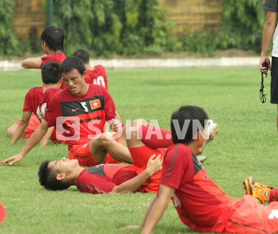 Chùm ảnh: Đội tuyển Việt Nam "méo mặt" vì tập luyện 5