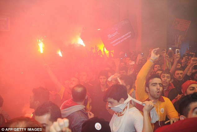 NHM Galatasaray dọa đưa Man Utd... xuống mồ 3