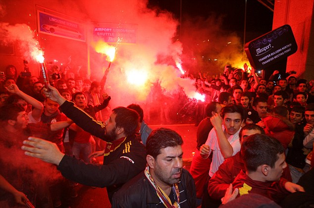 NHM Galatasaray dọa đưa Man Utd... xuống mồ 2