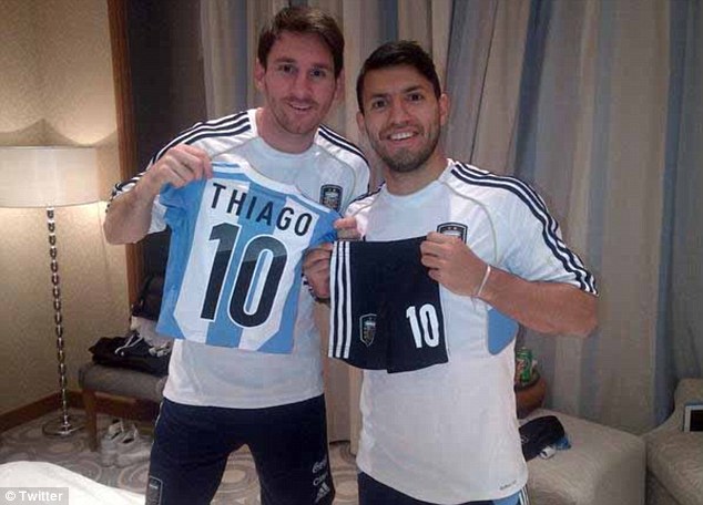 Aguero tặng quà cho con trai Messi 1