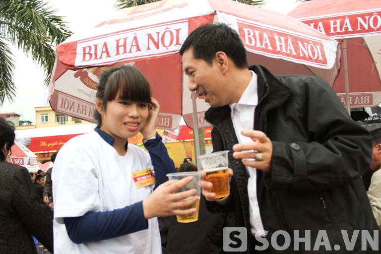 Chùm ảnh: Độc đáo ngày hội bia Hà Nội 2012 16