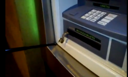 Hoảng hồn rắn chui ra từ khe nhận tiền máy ATM