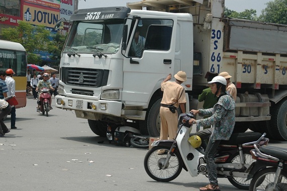 dam-xe-tren-duong-khuat-duy-tien-mot-nguoi-chet-tai-cho